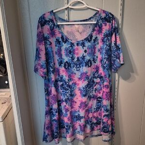 A Gorgeous LulaRoe Perfect Tee 2xl